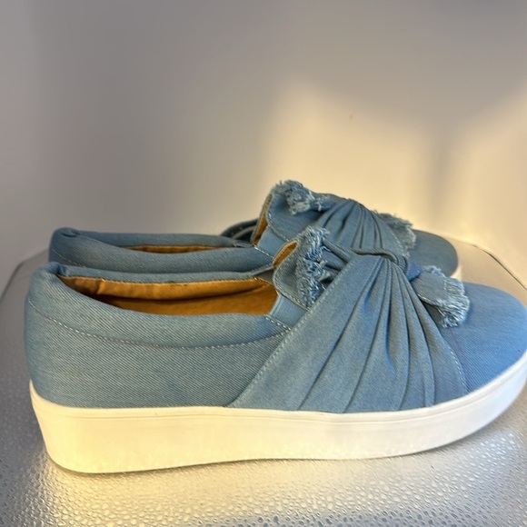 Catherine’s absolutely adorable flat shoes. Light denim with denim Bow size 10.​ - Picture 2 of 7